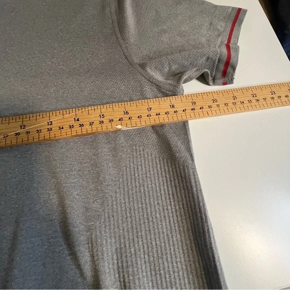 Lululemon mens medium t shirt in grey. - Picture 6 of 6